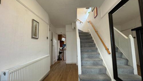 3 Bed House in Cheam, London with Garden, Parking and Playground - Foto 5