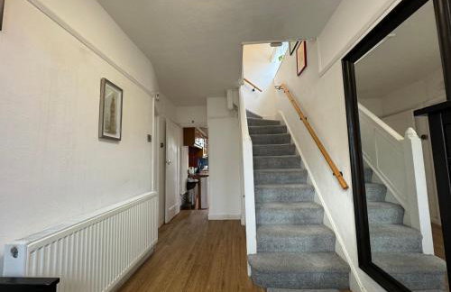 3 Bed House in Cheam, London with Garden, Parking and Playground - Photo 5