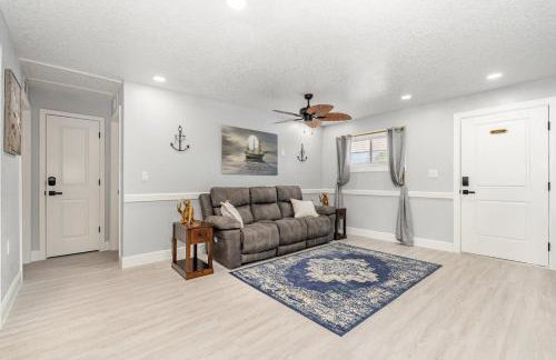 Elegant Retreat Near Downtown and Beach - Photo 8
