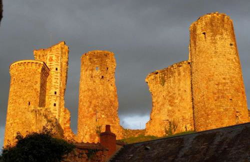 Maison médiévale 15ème siècle dans village historique d'Hérisson - FR-1-489-29 - Foto 4