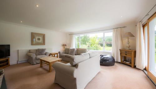 Ardeonaig Lodge with Hot Tub & Water Fronted Games room - Foto 2