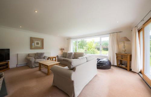 Ardeonaig Lodge with Hot Tub & Water Fronted Games room - Foto 2