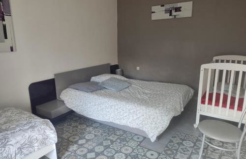 Maison plain pied, 2 chambres, longère typique , fraiche, dans bourg avec tous commerces - Foto 5