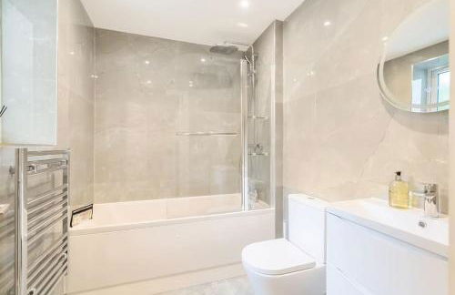 The Solo Haven 20 Min to Central - Photo 8