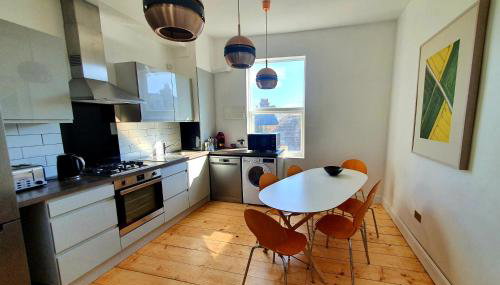 Sunny Apartment with a 10 minute walk to the Sea. - Foto 3