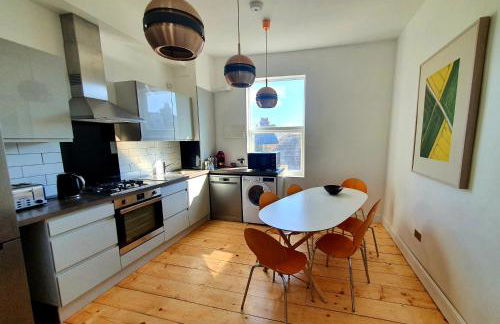 Sunny Apartment with a 10 minute walk to the Sea. - Foto 3