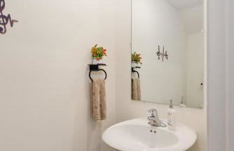 Stylish 3BR Getaway across Bristol Speedway - Foto 40