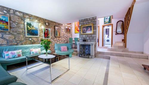 Villa Mia -Three-Bedroom Villa with Swimming Pool - Photo 4