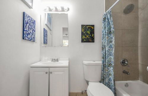 Artful 4BR Family Retreat - Foto 11