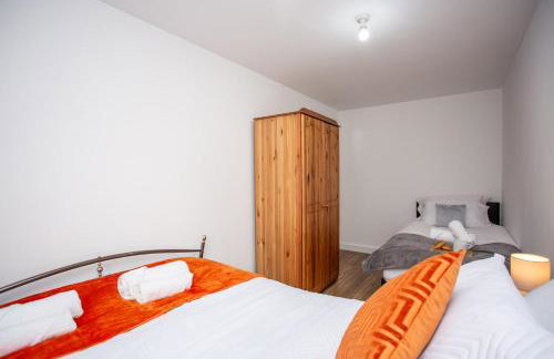 Modern 2BR Pad - 4 Min to Station, Fast WiFi and Smart TVs! - Foto 21