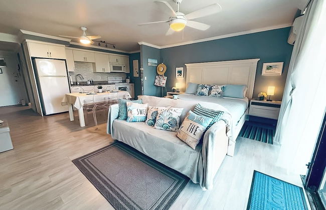 NEW Stunning Beachfront Condo at the Coral Beach - Foto 5