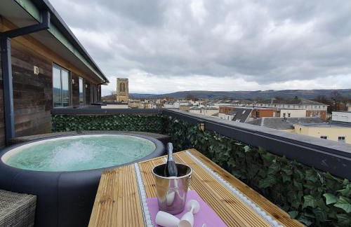 Central Penthouse with Hot Tub & Views 24 Cheltenham - Photo 17