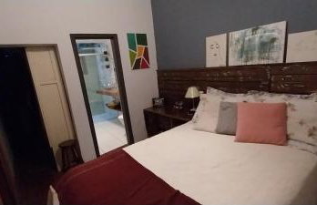 Suítes em casa centenária no centro de Socorro - Foto 12