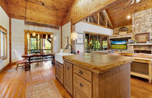 Copperline Lodge - Luxury Creekside Retreat - Creekside Views, Hot Tub, Game Room, Outdoor Fireplaces, Chef Kitchen, Fire Pit - - Foto 15
