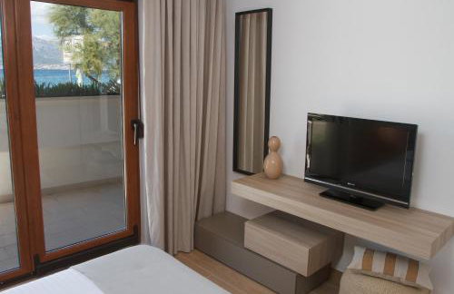 Luxury Poolside Villa - Photo 10