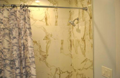 Stylish 4-Bedroom Full House. Plenty of Parking! - Foto 22