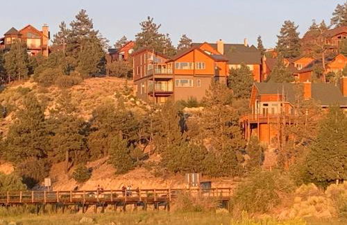 Spacious cozy chalet huge deck over seasonal creek - Foto 25