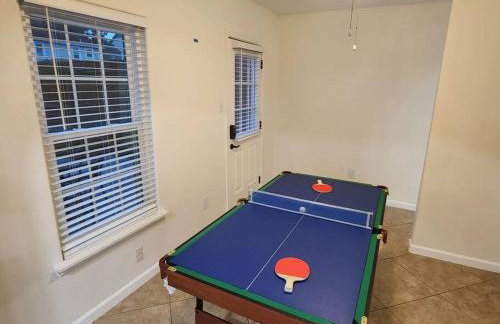 Bring the Crew! 4BR Luxe Pad, Backyard Magic & City at Your Door - Foto 40