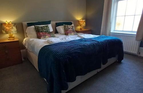 Peaceful Home from Home - Spacious 3 Bedroom House Accommodating 7 - Ideal for Families and Workers - Foto 3