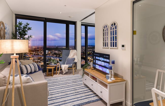 Hamptons Retreat on Level 77 Skytower - Photo 12