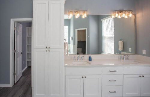 Lakefront 6BR Retreat w Dock & Game Room - Foto 37