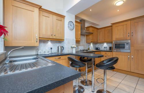 Sleeps 5 - 3 Bedrooms - walk to the square hosted Happy Valley cast - Foto 6