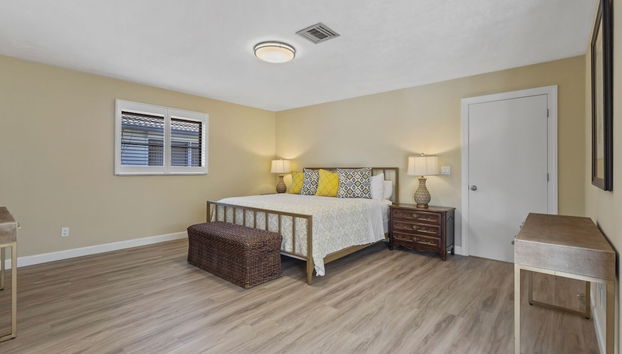 Avanti Vacation Rental, Relaxing 3-BR Retreat with Private Pool Minutes from Vanderbilt Beach and Delnor-Wiggins State Park. Enjoy Southern Exposure, BBQ Area, and Pet-Friendly Comfort - Foto 4, Zimmer