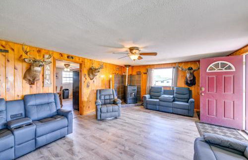 Hunt, Fish and Hike Home with Deck in Encampment - Foto 4