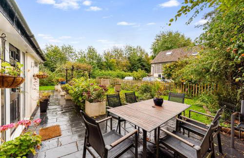 Whimsical Countryside Escape with Sprawling Garden - Foto 37