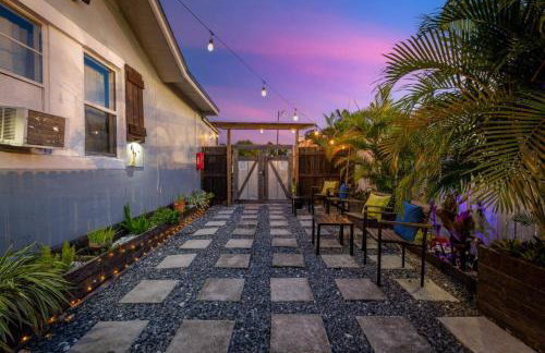 Outdoor Deck Fully Equipped Remodeled Bath - Photo 20
