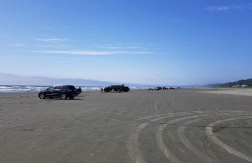 Sunkissed 3BR beach getaway - dog-friendly fenced yard, firepit, glimpse ocean views, near beach access, sleeps 8 - Foto 32