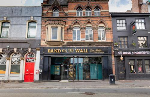 Lewis Apartment 3 Well located Northern Quarter sleeps Upto 8 - Photo 9