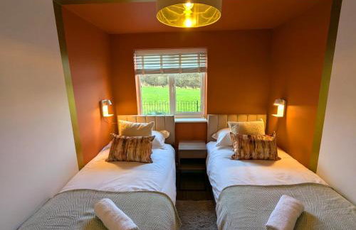 CHERRYTREES 5 Bed House, Sleeps 10, 3 Bathrooms, Parking, Ideal for Groups and Work Stays - Foto 37