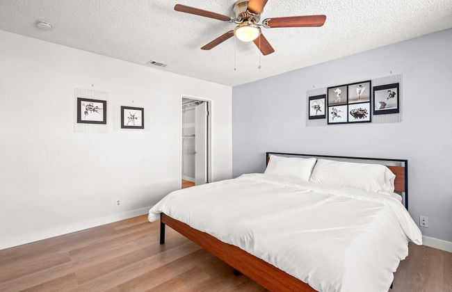 Spacious Family Retreat w Garden Modern Comfort - Photo 51