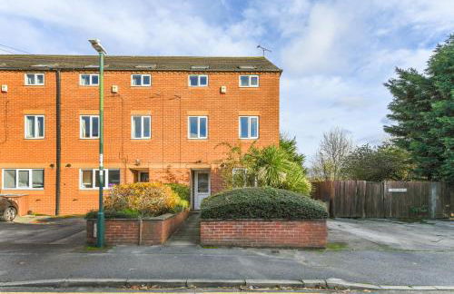 Spacious 6-Bed Home Sleeps 12, Near Highfields Park - Photo 26