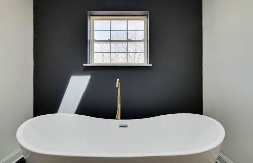 Luxe Lrg Pocono House for 18 Hot Tub/Gameroom/Pool - Foto 55