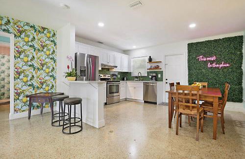 Tropical Escape near Beach! Tons of parking! - Photo 12