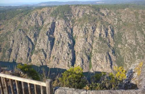 Charming House in Parada with Large Garden - Foto 50