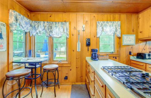 Rapid City Cottage with Patio Near Beach Access! - Foto 10