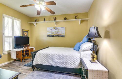 Patio, BBQ and Yard Family Retreat in Pearland - Photo 16