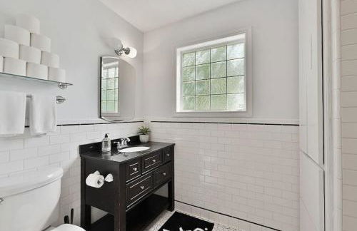 Whimsical Bluebird Cottage Hot Tub Patio Pet Friendly Central Location - Foto 18