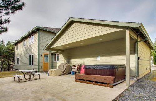 Spacious Bandon Getaway - 2 Blocks to Ocean! - Photo 2