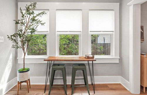 Urban Flamingo Retreat Modern Meets Tropical in this Beautiful, Updated Pet Friendly 3BD Pool Home with Outdoor Living Space - Foto 22