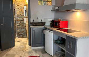 Estudio Amplio con Vistas Parciales al Mar - Foto 1