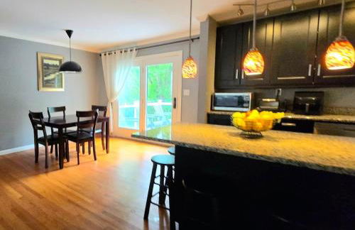 Spacious 4BR Retreat Yard, BBQ & Prime Location - Foto 4