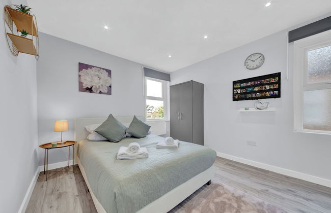 Captivating 1-bed Studio in West Drayton - Photo 1