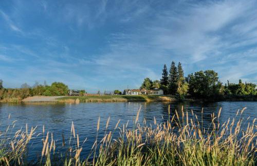 Riverfront Beauty with Pickle Ball Court - Foto 63