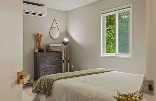 Inn the Poconos by Avantstay Private Lake Access Enclosed Hot Tub - Photo 27