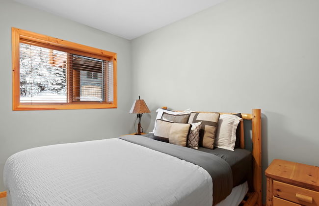 MODERN 4,500 sqft Ski Chalet: 5 Br + 6 Ba | Pool Table | Pool + PRIVATE Hot Tub - Photo 12