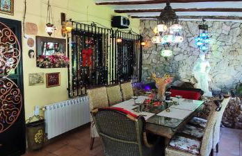 Refugio madera estilo árabe con estatuas, estanques y un pequeño zoo - Foto 51